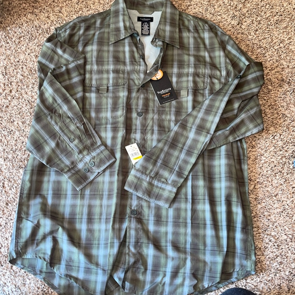 Van Heusen Traveler wash and wear wrinkle free with secure pocket closures